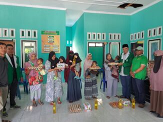 HIMMAH NW Tengah memebrikan bantuan kepada sasaran stunting di Lenek, Lombok Timur