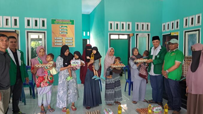 HIMMAH NW Tengah memebrikan bantuan kepada sasaran stunting di Lenek, Lombok Timur